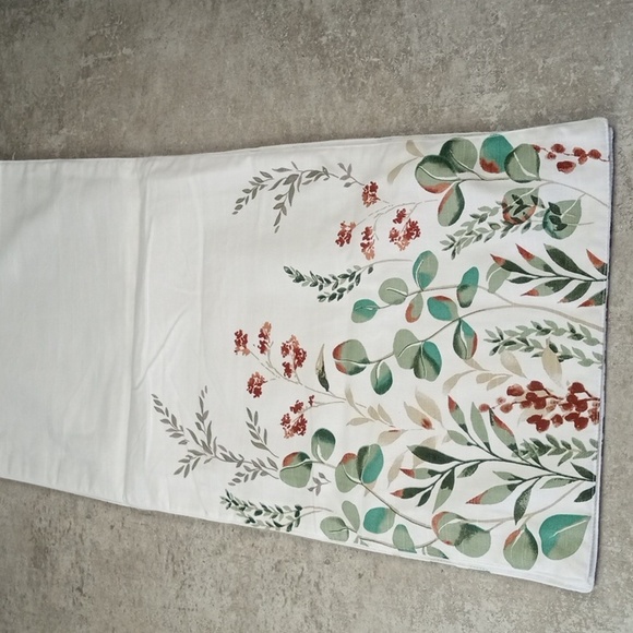 Floral White Table Runner - Picture 2 of 3